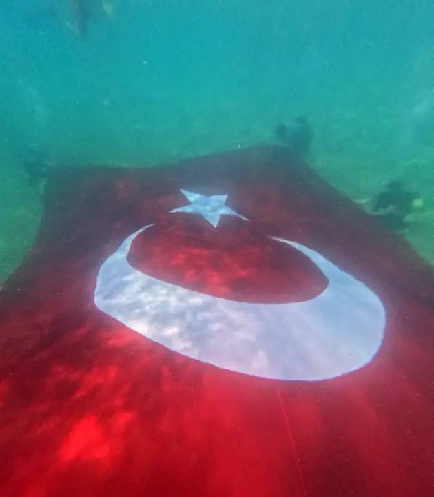 Antalyalı Dalgıçlar Cumhuriyet İçin Akdeniz'de Bayrak Açtı 1